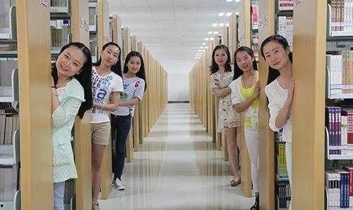 娱乐吃瓜酱刚毕业的大学生,娱乐吃瓜酱的毕业大学生活剪影